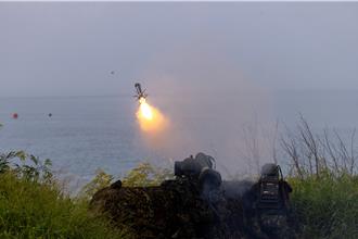 第一作戰區清晨實施「要域火殲實彈射擊」