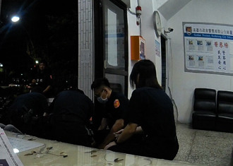 「快幫我叫救護車！」妙齡女深夜衝派出所抽搐倒地 警急救援化險為夷