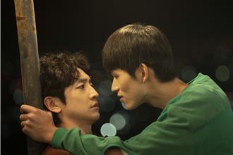 王品澔脱衣秀腹肌太撩人！葛丞讚：穿衣显瘦、脱衣有肉