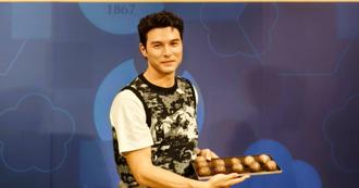 中秋话题伴手礼  两大百年品牌跨界合作、把儿时零食包进馅饼里