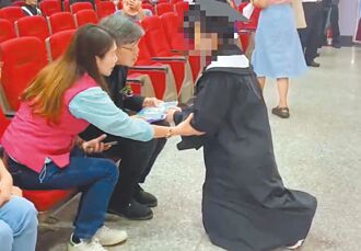 高雄空大爆性騷 學生畢典下跪陳情