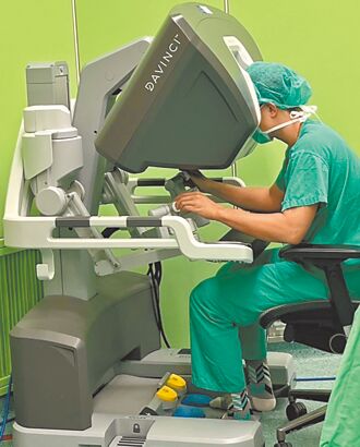 不論夜間、假日 亞東醫院達文西手術不打烊