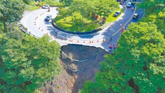 台14线路面崩塌 单线双向通行