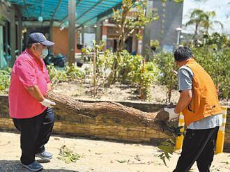 台南民力赴災區 白營動員助清運