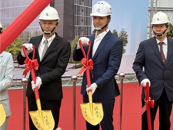 美國陸續公布貿易夥伴關稅稅率，台灣尚未出爐，代工大廠緯創資通總經理暨執行長林建勳（左一）14日表示，目前還在等待美方公布關稅細節，所以客戶也尚未對訂單提出任何明確調整，目前仍會據原定計畫持續運行。（邱芊攝）