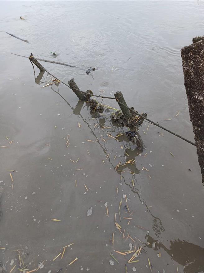 彰化縣受連日豪大雨侵襲影響，縣府農業處已接獲福興鄉有1公頃「蚵棚」慘遭流失毀損。（彰化縣政府提供／葉靜美彰化傳真）