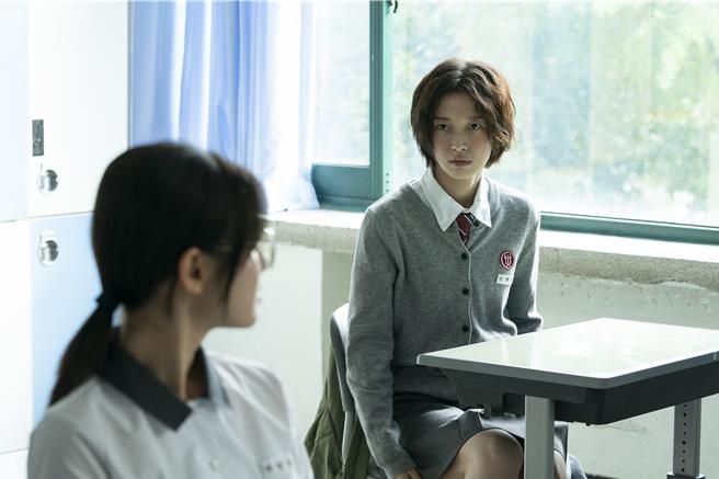 崔乂園飾演的女高生，從小就看得到每個人頭頂上的「S線」。（Hami Video提供）
