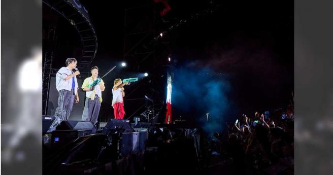 5566与台下歌迷开心互动。（图／晴空鸟提供）