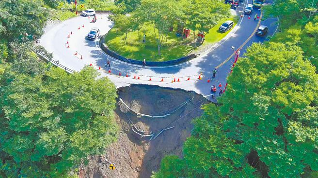 台14线77公里、距雾社约3公里处车道出现长达20公尺、宽约6公尺、深10公尺的大坑洞，採单线双向通行。（公路局提供／杨静茹南投传真）