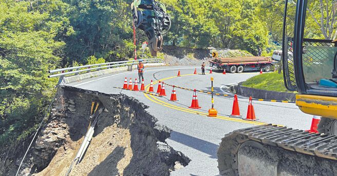 台14线77公里车道出现长达20公尺、宽约6公尺、深10公尺的大坑洞，埔里工务段先派员打设钢轨稳固内侧路基再抢修。（公路局提供／杨静茹南投传真）