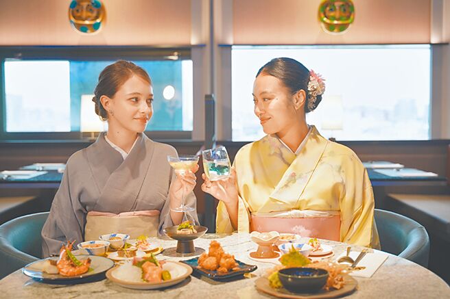 飨宾集团旗下顶级日式Buffet「旭集 和食集锦」，已于9日正式插旗新光三越台南西门店，即日起至8月15日，推出限定活动南城夏祭，邀请民眾换上和服或浴衣至台南店用餐（见图），即赠送限量「缘起物特典」乙组。（飨宾集团提供）