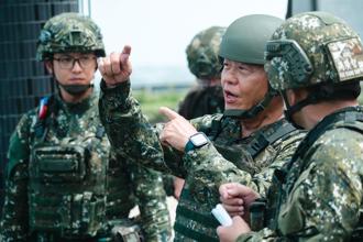 【漢光41號演習】柏鴻輝視導反空機降演練 勉用兵務實提升戰力