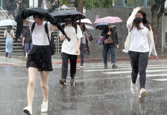 天气》北台湾「第一线」暴雨炸到明天！中南部越晚雨越大 投票日天气曝