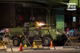 漢光41》憲兵封鎖萬板大橋  雲豹甲車首度北市開火 攻擊型無人機殺出