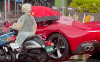 赛车手陈肯特诈3亿超狂车库曝光   昔撑伞开破亿法拉利喊「我是傻B」