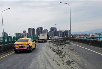 台65線變泥漿路！貨車滲漏大灑泥 警方火速排除危機