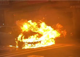 台中母女下车等拖吊 抛锚BMW瞬间成火球