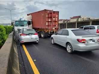 煞不住！联结车擦撞国道护栏 后方追撞酿1伤