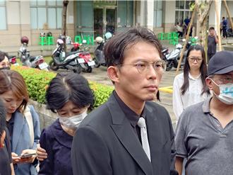 彭振声爱妻告别式突下雨场面哀戚 黄国昌、陈佩琪低调到场致意