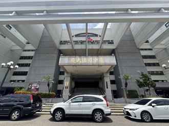 不滿修電桿太吵！台中醉男提「雙刀」堵車開罵台電員工   下場曝光