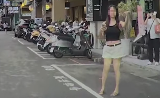 先到遭搶車位？他控長腿妹「人肉佔位」 網見這一幕搖頭