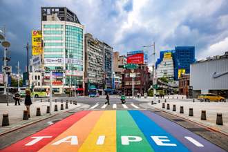傳奇網紅來台住9年不忍了！轟西門町彩虹「拍出烏煙瘴氣的馬路」
