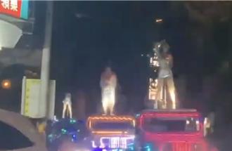 壽星遭綑綁成木乃伊遊街　鋼管辣妹陪伴！警將開罰