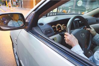 高齡駕駛害死行人「風險倍增」 學者指換照成效不彰