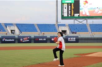 斗六棒球場迎中職賽事 張麗善開球熱情邀全民挺全運會