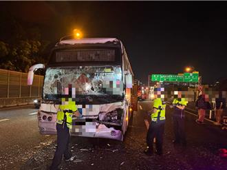 疑駕車分心！國1北上93.2k客運追撞聯結車 2人急送醫