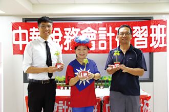 國旗婆婆陳玉華 贈水果筆挺捐血