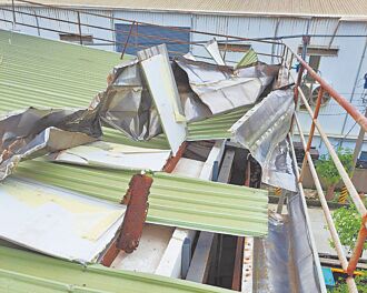 8旬翁爬屋顶修缮 跌下不治