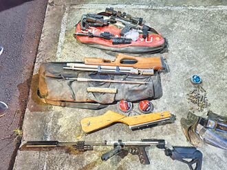 槍擊父、逃逸自撞亡 車藏4槍