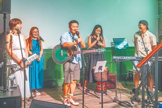 羅東 會開刀的樂團主唱 醫師推專輯