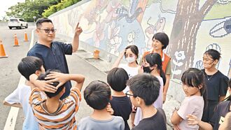 拼貼馬賽克 萬里學童美化擋土牆