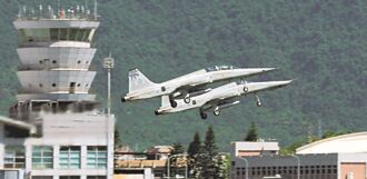 冒惡劣天候 RF-5E低空偵照東南海域不明船艦