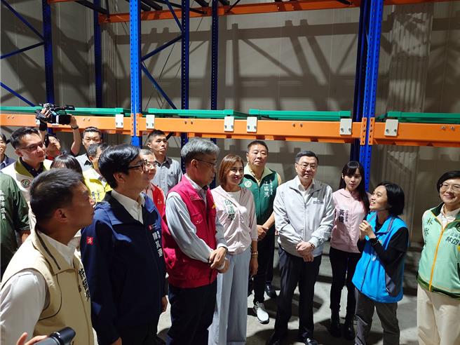 立法院三讀通過全民普發現金1萬元，行政院長卓榮泰（前排右三）今（15）日高分貝痛批，在野黨立委違憲違法。（任義宇攝）