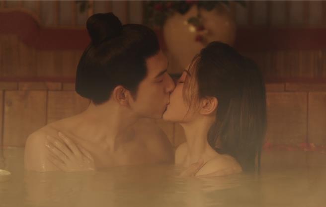 李現（左）、楊紫終於灑糖，浴池纏吻。（台灣大哥大MyVideo提供）