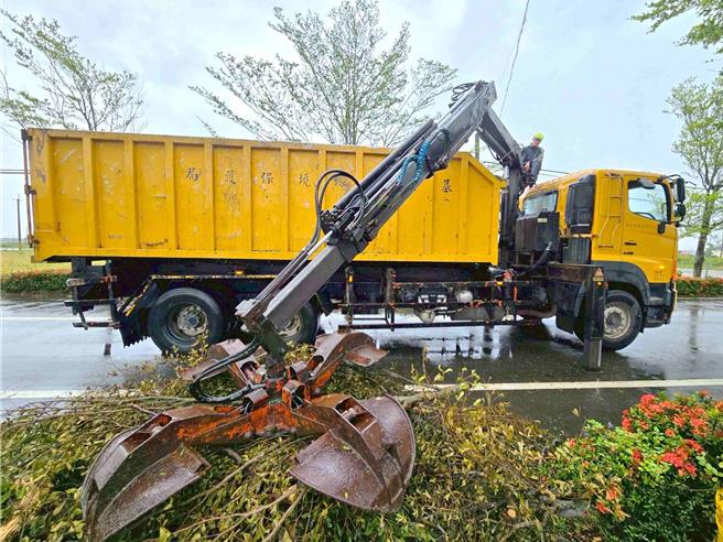 來自基隆市等縣市環保隊出動機具和人力，協助嘉義縣清理廢棄物。(嘉義縣政府提供／呂妍庭嘉義傳真)