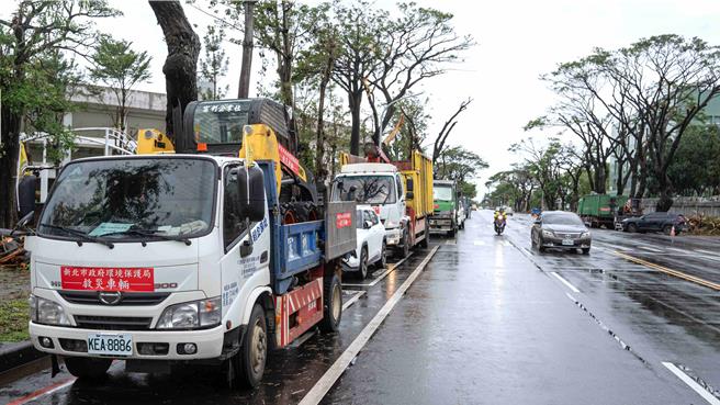 多個縣市環保隊出動機具、車輛，動員上百人力進駐嘉義縣重災區。（嘉義縣政府提供／呂妍庭嘉義傳真）