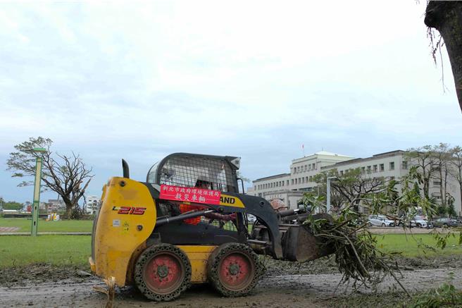 來自新北市等縣市環保隊出動機具和人力，協助嘉義縣清理廢棄物。（嘉義縣政府提供／呂妍庭嘉義傳真）