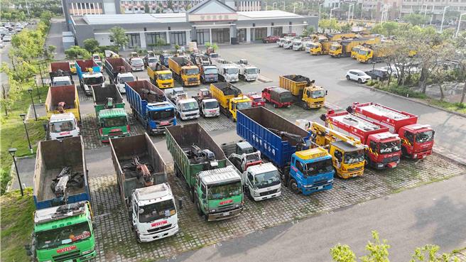 嘉義在地業者「棒棒積木飯店」開放飯店停車場給大型機具停放。（嘉義縣政府提供／呂妍庭嘉義傳真）