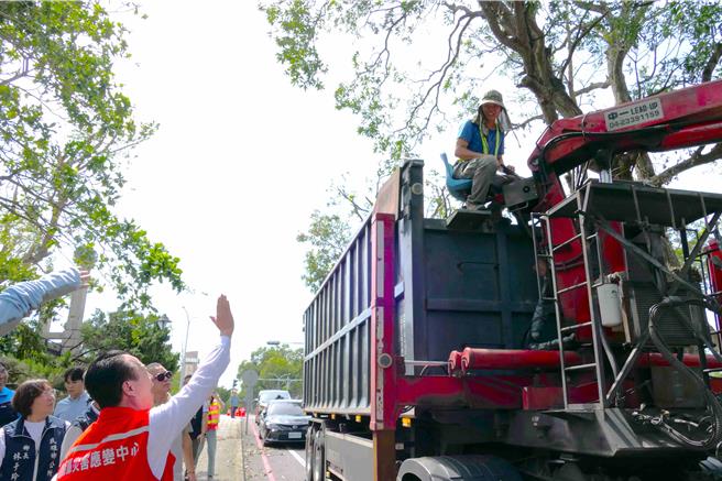嘉義縣長翁章梁前兩天率環保局長張輝川及局內同仁，分赴支援地點，向遠道而來的夥伴致意。(嘉義縣政府提供／呂妍庭嘉義傳真)