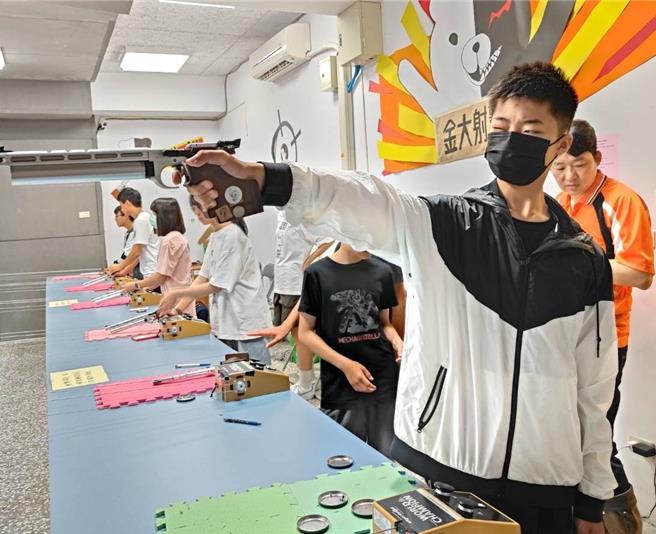 金门大学举办「勇士神枪手」夏令营，点燃青少年对射击运动的热情。（图／金门大学）
