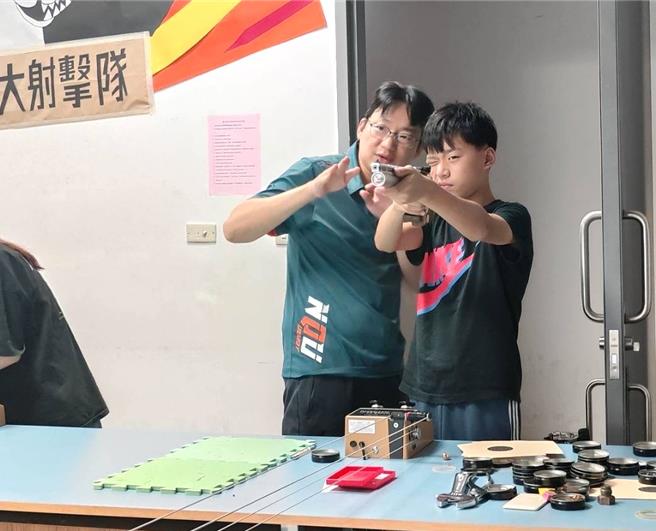 金大「勇士神枪手」夏令营邀请国家级射击教练林政纬（左）授课，以细致周密的教学引领学员循序渐进，沉浸于理论与实作并重的学习中。（图／金门大学）