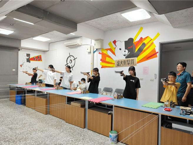 金门大学举办「勇士神枪手」夏令营，点燃青少年对射击运动的热情。（图／金门大学）