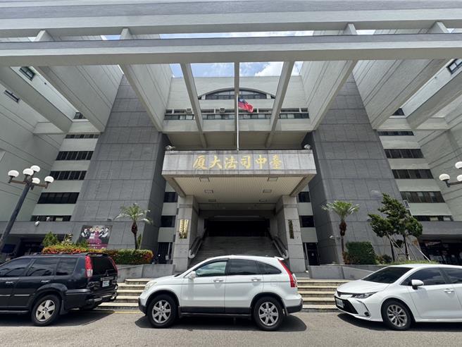 台中市33歲黃向男子去年12月間酒後因不滿台電人員修繕聲響，持水果刀和菜刀堵車，向台電人員叫囂，台中地院依強制罪判處拘役20日。（本報資料照片）