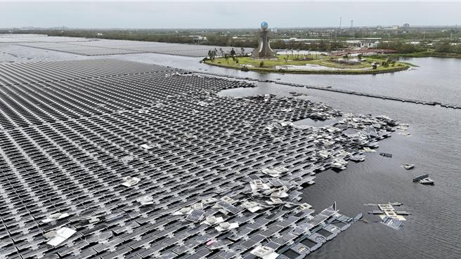 布袋新塭滯洪池案場損壞光電板約5萬片，是嘉義縣這次颱風受災最慘的光電案場。(讀者提供／呂妍庭嘉義傳真)