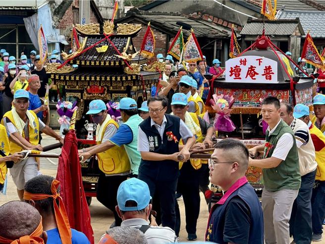 立委徐富癸（左扶神轎者）、屏東縣議員許展維（右扶神轎者）與數百名信眾迎接雲遊26年的萬丹下蚶普庵壇董公祖回鑾安座。（許展維提供／羅琦文屏東傳真）
