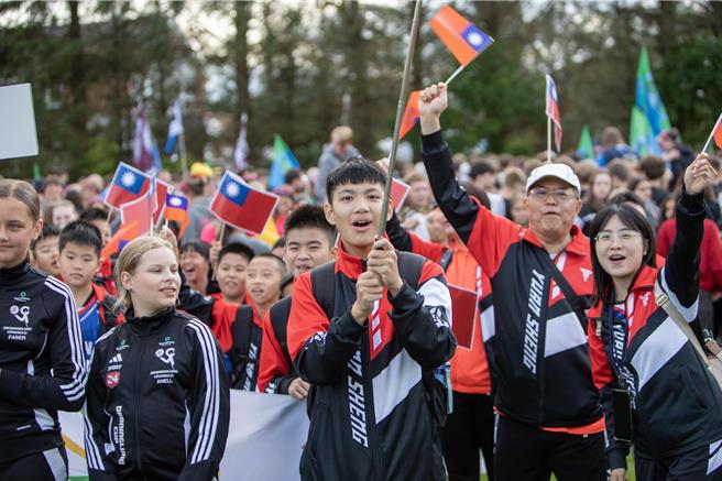 桃園市元生國小參加2025丹麥喬陵蘭手球國際分齡賽，11日下午挺進冠亞軍決賽並奪得11歲組冠軍寶座。（桃園市教育局提供）